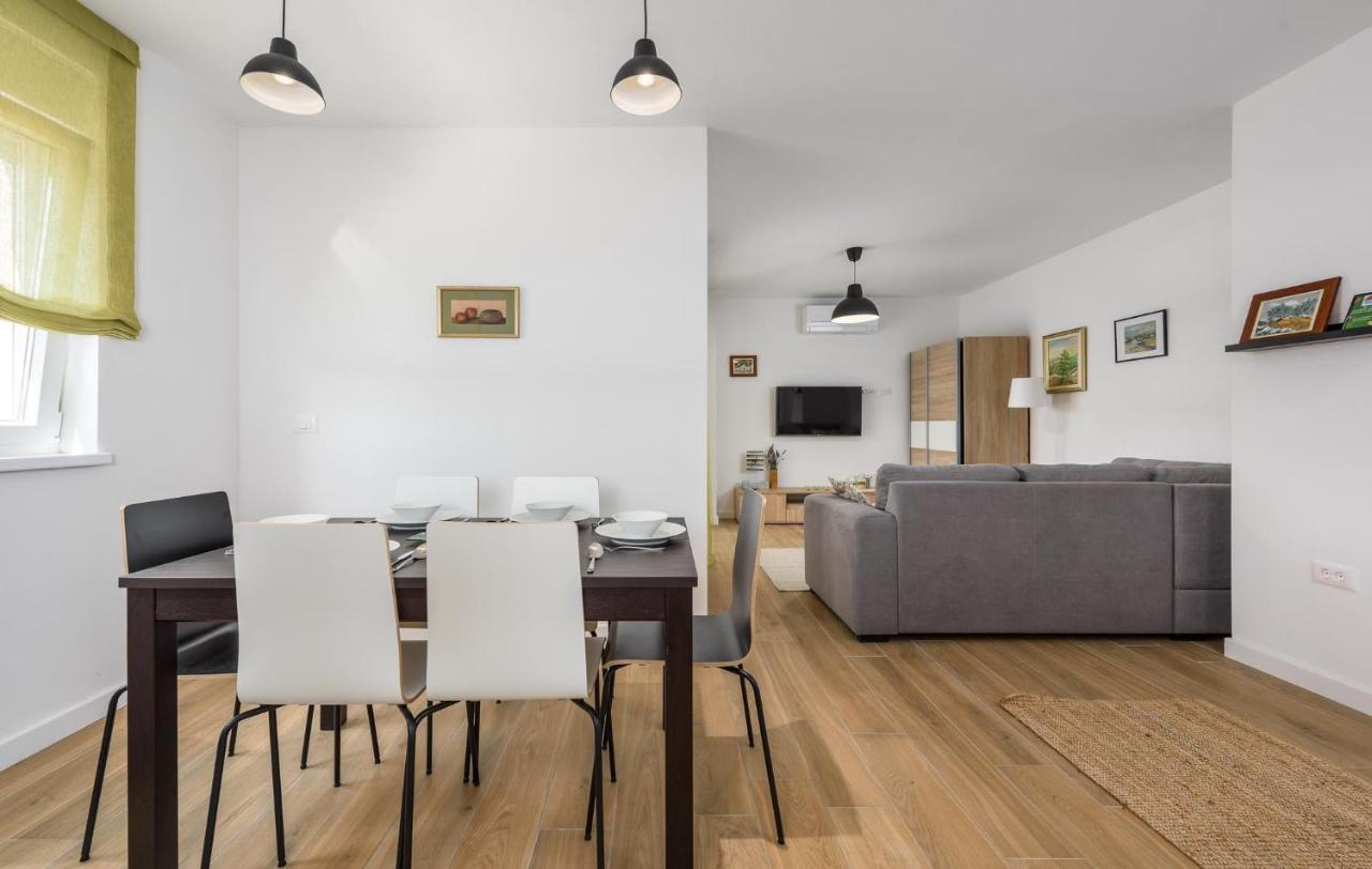 Apartmani Lucija 波雷奇 外观 照片